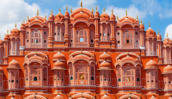 Hindistan pembe şehirden Jaipur Hawa Mahal Sarayı önden görüntüsü